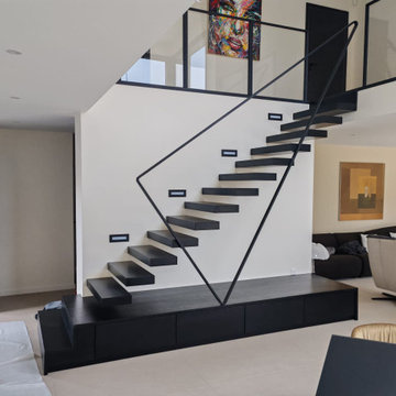 Escalier suspendu noir avec agencement