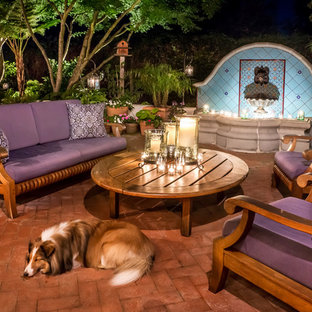 サンフランシスコの大きい地中海スタイルのおしゃれな中庭のテラス (噴水、レンガ敷き、日よけなし) の写真