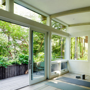 サンフランシスコのコンテンポラリースタイルのおしゃれなヨガスタジオ (ベージュの壁、淡色無垢フローリング) の写真