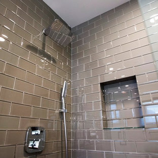 Ispirazione per una stanza da bagno padronale minimalista di medie dimensioni con doccia ad angolo, piastrelle marroni, piastrelle di vetro, pareti marroni e pavimento in gres porcellanato