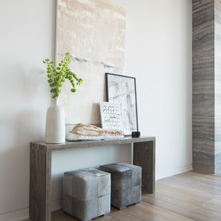 Idéer för att renovera ett funkis vardagsrum, med ett finrum, vita väggar, ljust trägolv, en bred öppen spis och en spiselkrans i sten