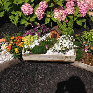 Mittelgroßer Stilmix Garten mit Kübelpflanzen, direkter Sonneneinstrahlung und Mulch in Philadelphia