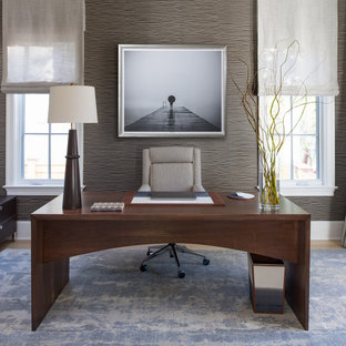 Idéer för stora vintage hemmabibliotek, med grå väggar, ljust trägolv, ett fristående skrivbord och beiget golv