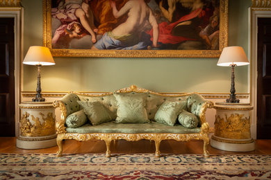 This is an example of a midcentury living room in London.