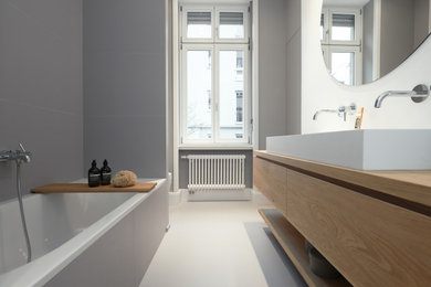 Großes Klassisches Badezimmer mit weißer Wandfarbe, hellem Holzboden und Waschtisch aus Holz in Frankfurt am Main
