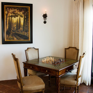 Esempio di un soggiorno mediterraneo con sala giochi