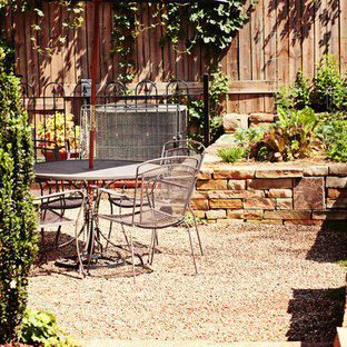 シャーロットの小さいトラディショナルスタイルのおしゃれな裏庭のテラス (砂利舗装) の写真