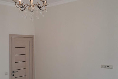 На фото: хозяйская спальня в классическом стиле с бежевыми стенами и полом из ламината с