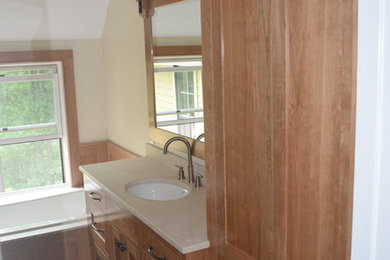 Imagen de cuarto de baño tradicional con armarios estilo shaker y puertas de armario de madera oscura