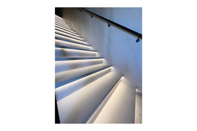 Imagen de escalera recta minimalista de tamaño medio con barandilla de metal