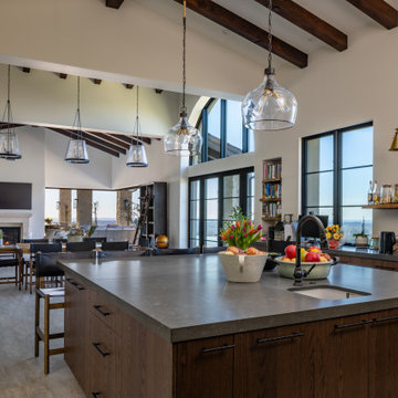 Seamless Indoor-Outdoor Living: A Home Designed for Entertaining and Privacy