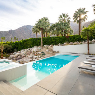 Großer Retro Pool hinter dem Haus in rechteckiger Form mit Betonplatten in Los Angeles