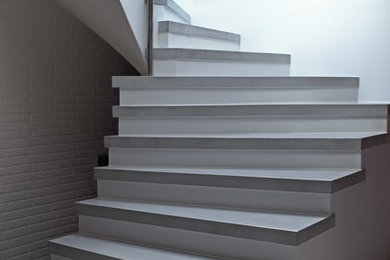 Gewendelte, Mittelgroße Moderne Betontreppe mit Beton-Setzstufen in Essen