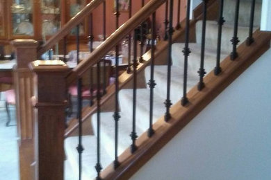 シンシナティにあるトランジショナルスタイルのおしゃれな階段の写真