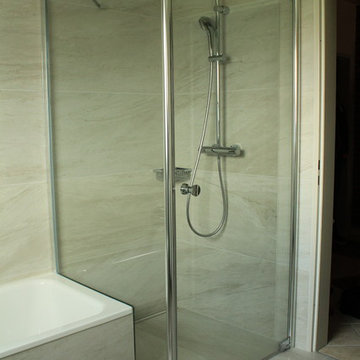Badezimmer mit Dusche, Badewanne, Waschtischanlage, WC und Lackspanndecke