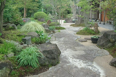 大きな日本庭園の湧水から流れ、そして池へ・・・