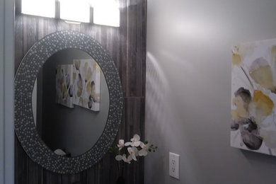 Immagine di una piccola stanza da bagno con doccia moderna con ante in stile shaker, ante grigie, WC a due pezzi, piastrelle grigie, piastrelle in ceramica, pareti grigie, pavimento con piastrelle in ceramica, lavabo a consolle, top in superficie solida, pavimento grigio e top bianco