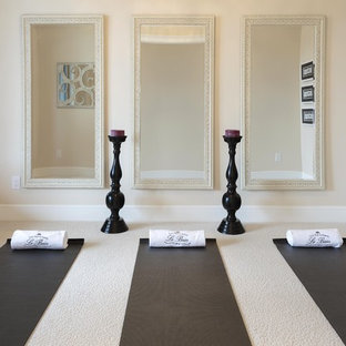 他の地域のエクレクティックスタイルのおしゃれなヨガスタジオの写真