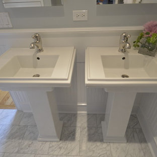 Design ideas for a traditional bathroom in Chicago.