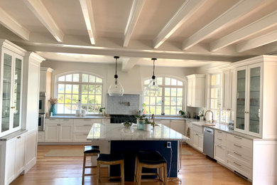 Example of a transitional home design design in San Francisco