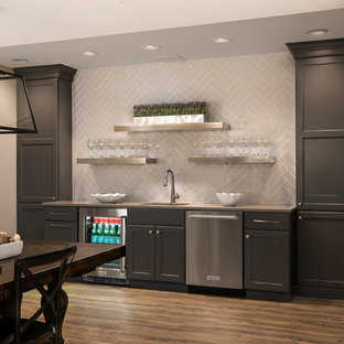 デトロイトの中サイズのカントリー風おしゃれな地下室 (半地下 (窓あり) 、ベージュの壁、クッションフロア、横長型暖炉、茶色い床、コンクリートの暖炉まわり) の写真