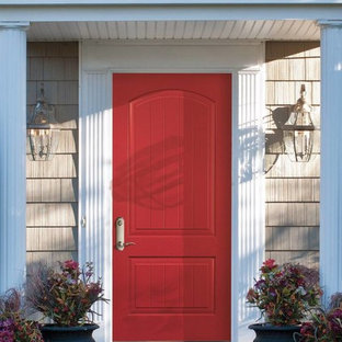 Mittelgroßes, Graues Klassisches Haus mit Holzfassade in Sonstige