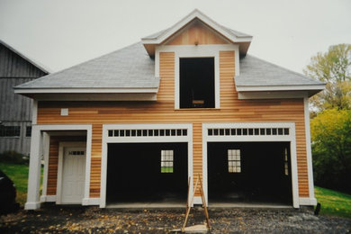 Example of a cottage home design design in New York