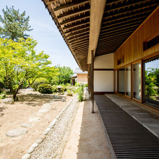 他の地域の和風のおしゃれな裏庭のデッキ (張り出し屋根) の写真