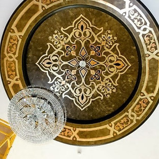 Idéer för en mycket stor eklektisk foajé, med flerfärgade väggar, marmorgolv, en dubbeldörr och en svart dörr