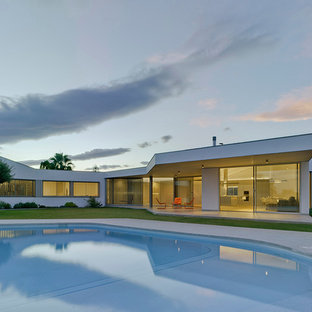 Großes, Gefliestes Modernes Sportbecken hinter dem Haus in Nierenform mit Poolhaus in Alicante-Costa Blanca