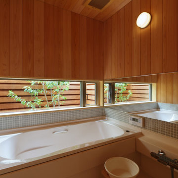 ハーフユニットを採用したサワラ板張りの浴室