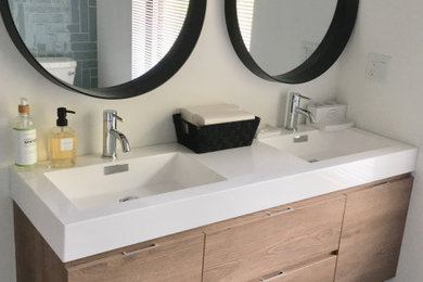This is an example of a midcentury bathroom in Chicago.