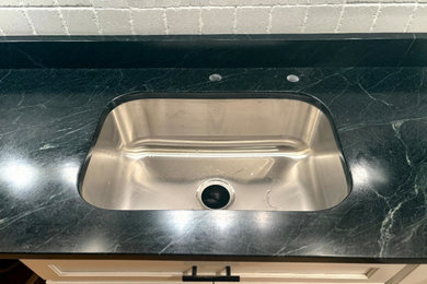 Example of a kitchen design in Boston