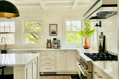 ボストンにある高級な中くらいなコンテンポラリースタイルのおしゃれなキッチン (ドロップインシンク、落し込みパネル扉のキャビネット、白いキャビネット、クオーツストーンカウンター、白いキッチンパネル、大理石のキッチンパネル、シルバーの調理設備、濃色無垢フローリング、茶色い床、白いキッチンカウンター、格子天井) の写真