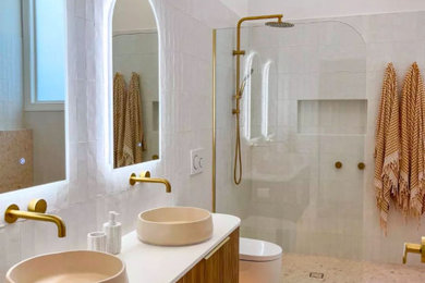 Bathroom - modern bathroom idea in Los Angeles