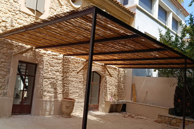 Réalisation d'une grande terrasse design avec une pergola.