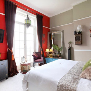 Ispirazione per una grande camera matrimoniale etnica con pareti marroni, moquette e pavimento bianco