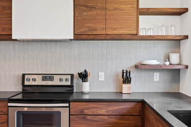 Kitchen - transitional kitchen idea in Austin