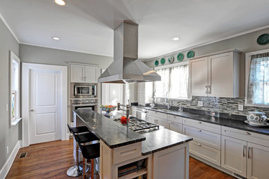 Example of a kitchen design in San Diego