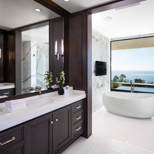 Bäder mit brauner Wandfarbe und Quarzit-Waschtisch Ideen, Design