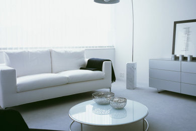 Modelo de salón abierto, blanco y gris y blanco moderno de tamaño medio con paredes blancas, moqueta, suelo gris, papel pintado y papel pintado