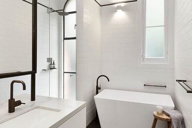 Réalisation d'une salle de bain design de taille moyenne.