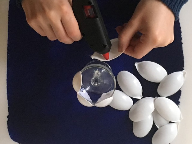 Teelicht basteln – mit plastiklöffeln!