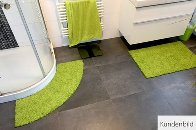 Kleines Modernes Duschbad mit Eckdusche und grünem Boden in Hannover
