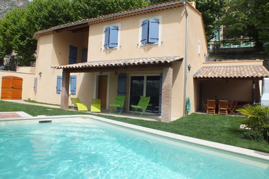 Cette photo montre une façade de maison chic.