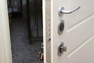 Example of a classic entryway design in Los Angeles