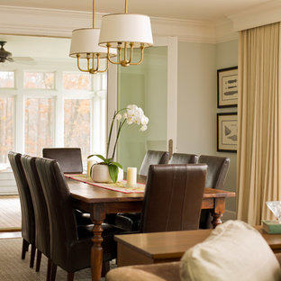 ブリッジポートのトラディショナルスタイルのLDKの画像 (グレーの壁)