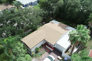 マイアミにあるトラディショナルスタイルのおしゃれな家の外観 (ウッドシングル張り) の写真