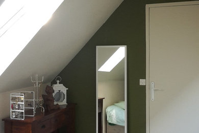 Cette photo montre une petite chambre tendance avec un mur vert et aucune cheminée.