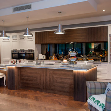 Traditional large Kitchen
